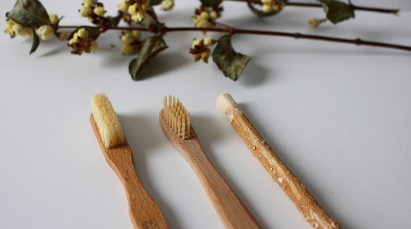 Drei unterschiedliche nachhaltige Zahnbürsten aus Holz.